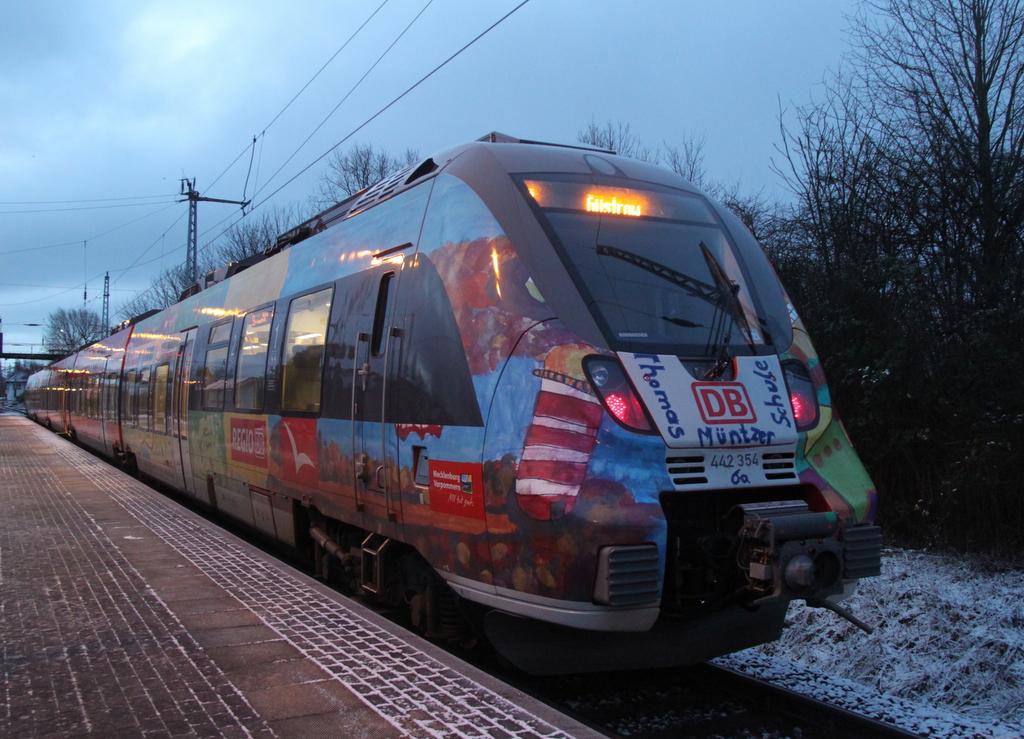 442 354-7 stand am 25.01.2015 als S3(Warnemnde-Gstrow)im Bahnhof Rostock-Bramow Laut Bahn.de steht sie als S1 drin.