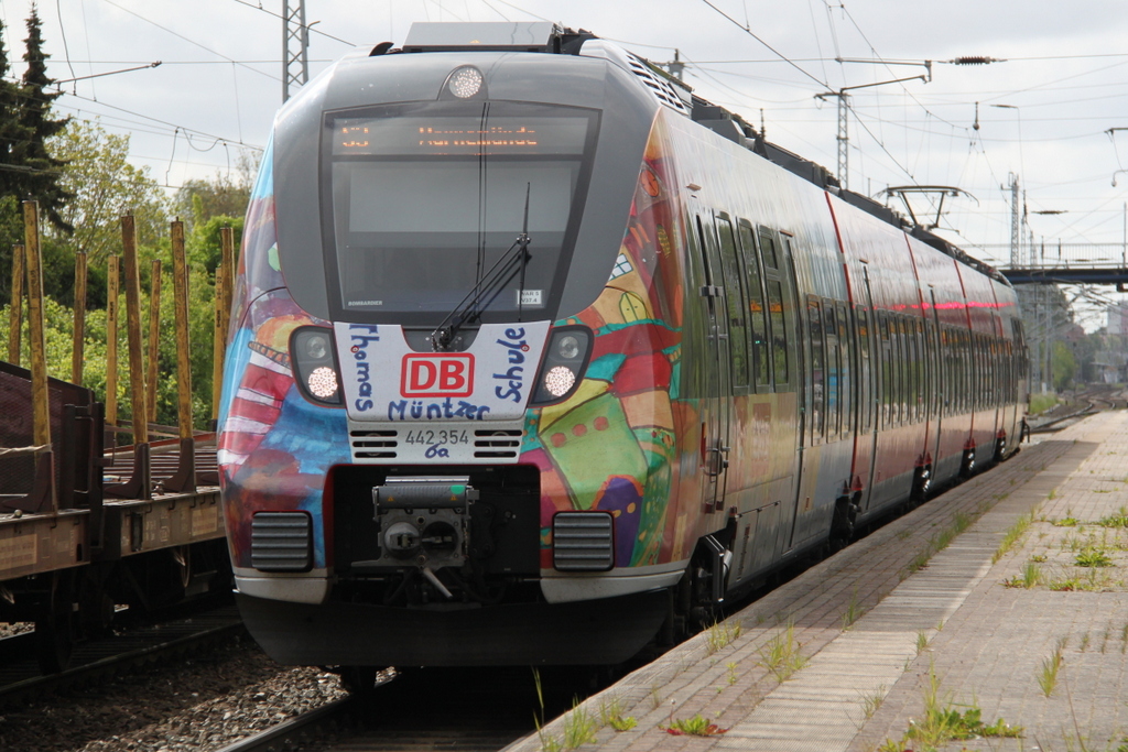 442 354 als S 3(33450)von Gstrow nach Warnemnde bei der Ausfahrt im Haltepunkt Rostock-Bramow.16.05.2016