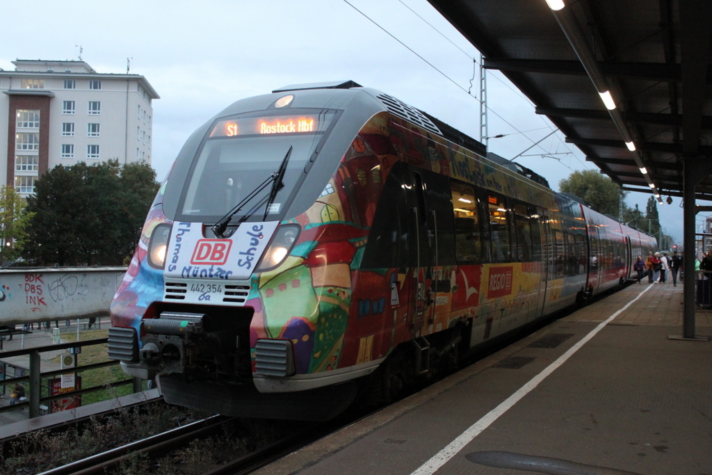 442 354 als S1(Warnemnde-Rostock)kurz vor der Ausfahrt im Haltepunkt Rostock-Holbeinplatz.07.10.2016