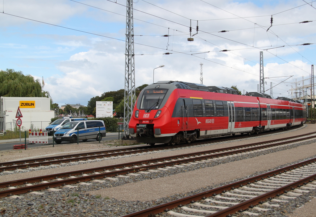 442 355 als S1(Warnemünde-Rostock)bei der Ausfahrt in Warnemünde am 14.08.2016