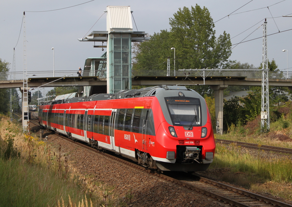 442 356-2 als S 1 von Warnemnde nach Rostock Hbf bei der Ausfahrt in Rostock-Marienehe im Hintergrund fuhr 411 064 nach Warnemnde.13.09.2015