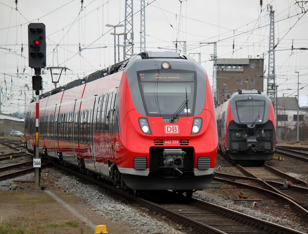 442 359-6 traf am 27.03.2015 auf 442 841-3 im Rostocker Hbf.