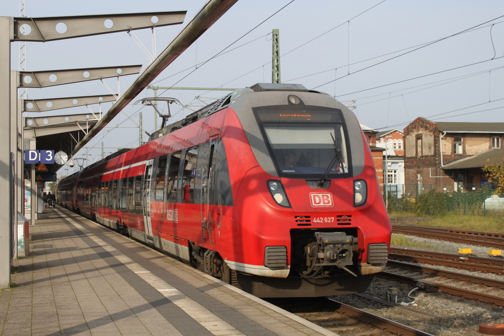 442 627-6+442 128-5 als IC-Ersatzzug 2903 von Rostock Hbf nach Berlin Hbf(tief)bei der Ausfahrt im Rostocker Hbf.04.11.2017