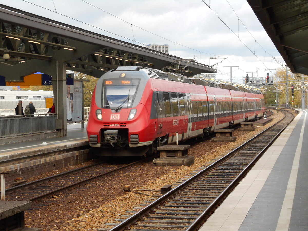 442 835 als RE Berlin Friedrichstrae-Nauen,am 27.Oktober 2018,bei der Einfahrt in Berlin Zoologischer Garten.