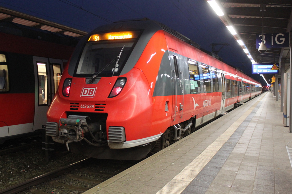 442 839 als S1(Rostock-Warnemünde)stand am Morgen des 21.12.2017 außerplanmäßig am Gleis 3 im Rostocker Hbf.