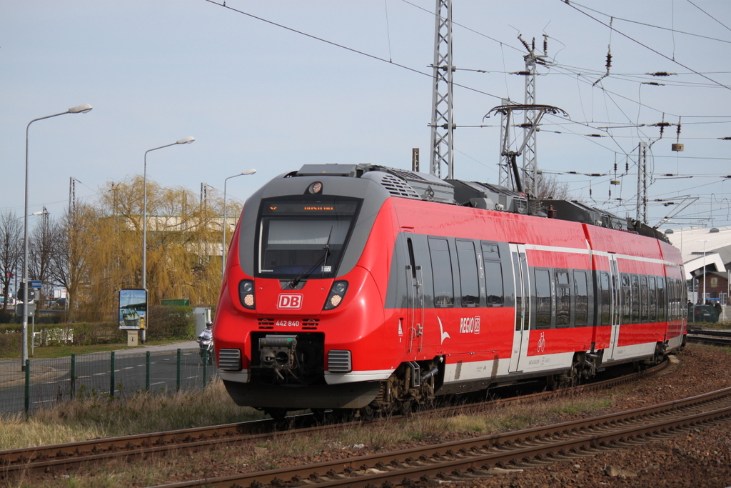 442 840-5 als S2 von Warnemnde nach Gstrow bei der Ausfahrt am 12.04.2015 in Warnemnde.