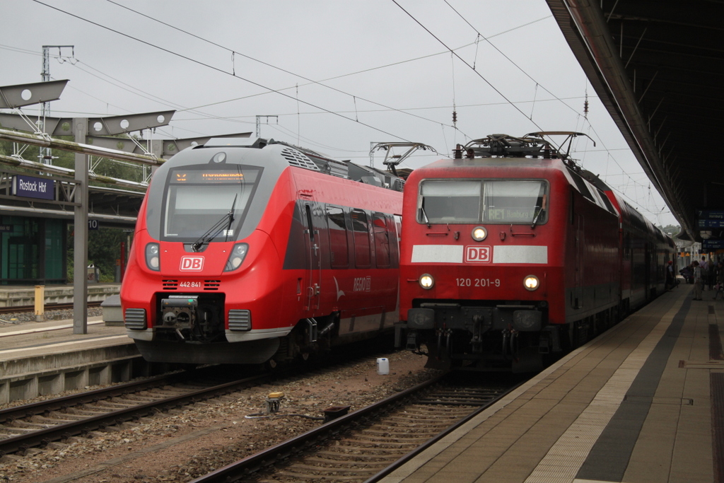 442 841 als S 2(33406)von Gstrow nach Warnemnde bei der Einfahrt im Rostocker Hbf neben an stand 120 201-9 mit RE4306(Rostock-Hamburg)29.07.2016