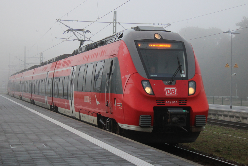 442 844 als S1(Rostock-Warnemünde)bei der Einfahrt am Morgen des 10.09.2022 in Warnemünde.