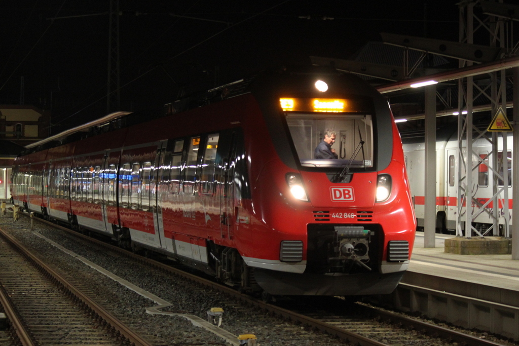 442 846-2 als RE 13017(Rostock-Sassnitz)auerplanmig auf Gleis 4 weil neben an der stark versptete IC 2216 von Stuttgart nach Stralsund stand Grund war eine technische Strung am Zug.17.01.2015
