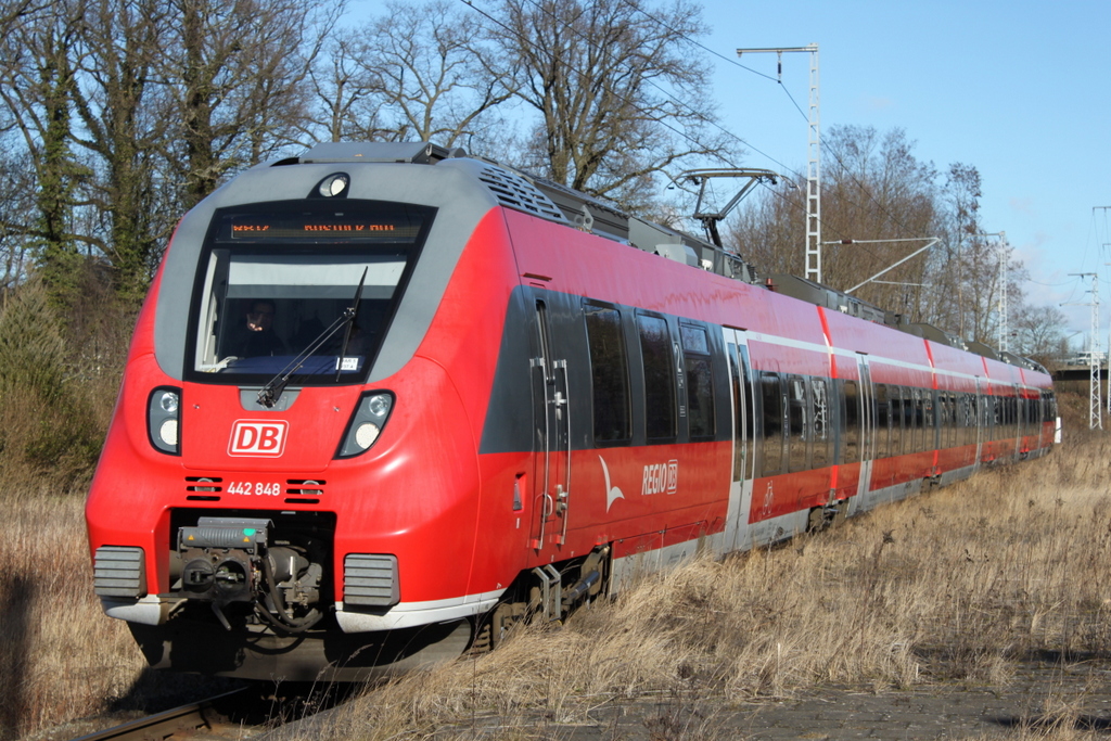 442 848 als RB12(RB 13260)von Ribnitz-Damgarten West nach Rostock Hbf bei der Einfahrt im Haltepunkt Rostock-Kassebohm.24.02.2017