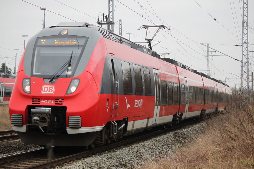 442 848 als S2(Güstrow-Warnemünde)bei der Einfahrt im Rostocker Hbf.17.02.2019