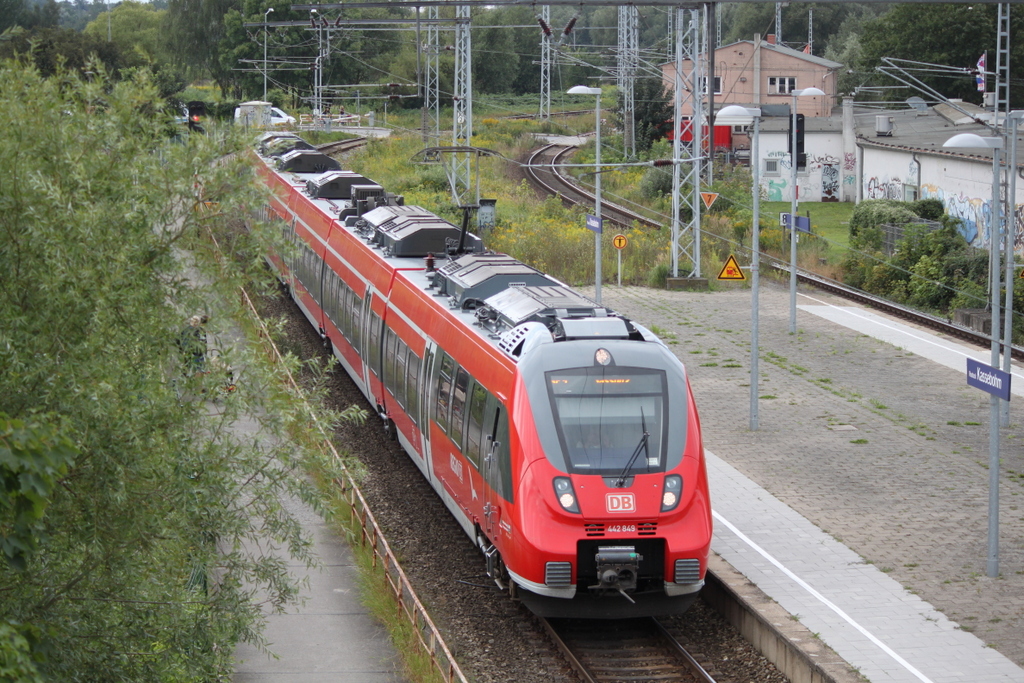 442 849 als RE 13011 (Rostock-Sassnitz)bei der Durchfahrt am 25.08.2017 im Haltepunkt Rostock-Kassebohm.