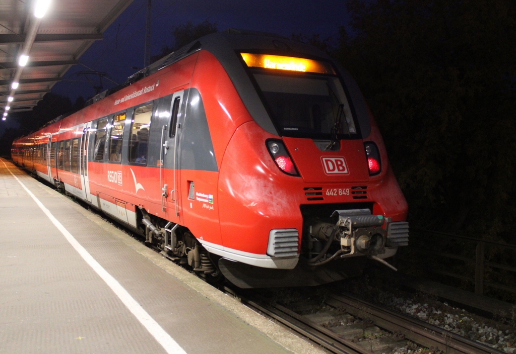 442 849 als S1(Rostock-Warnemünde)kurz vor der Ausfahrt um 07.10 Uhr im Haltepunkt Rostock-Holbeinplatz.19.10.2021