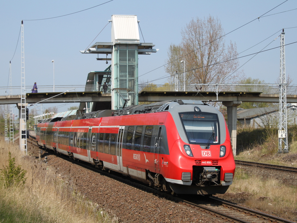 442 850 als S2(Warnemnde-Gstrow)bei der Ausfahrt im Haltepunkt Rostock-Marienehe.01.05.2016