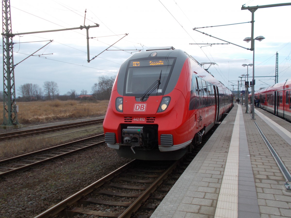 442 852 und auf dem Nachbargleis 429 026,am 21.Februar 2015,in Lietzow.