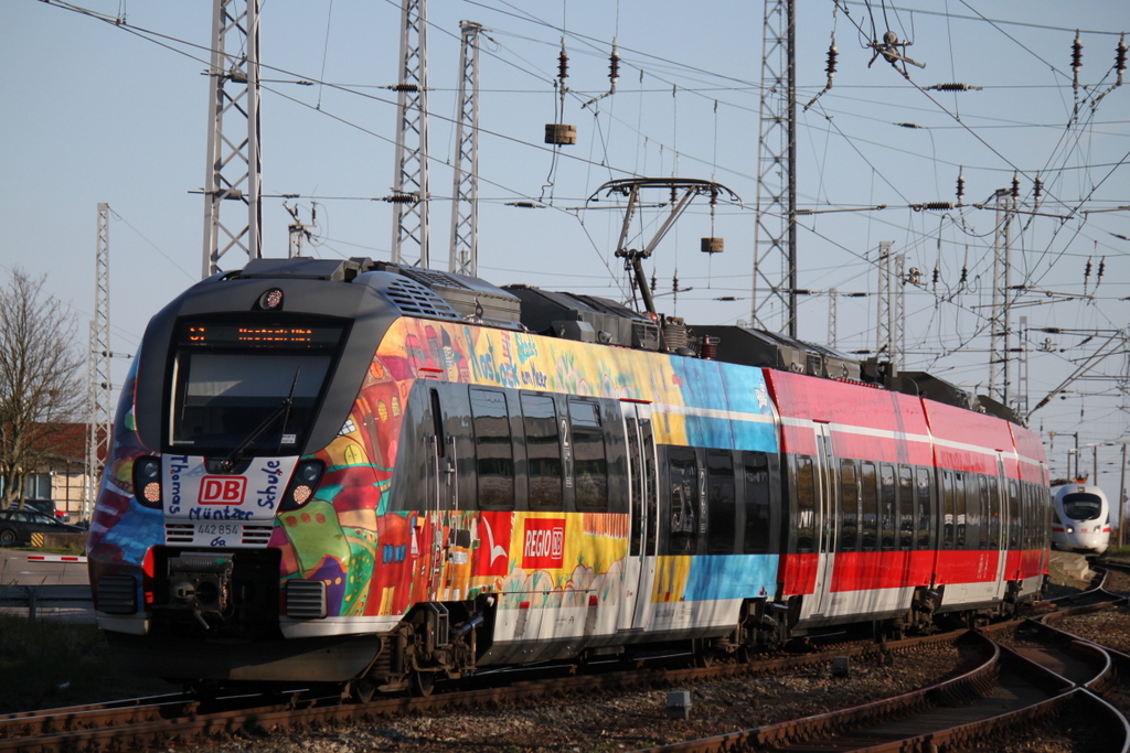 442 854-6 als S1 von Warnemnde nach Rostock Hbf bei der Ausfahrt in Warnemnde am 18.04.2015