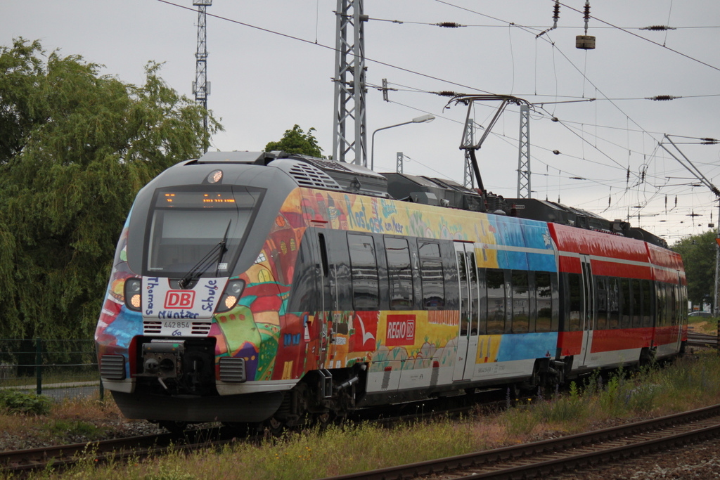 442 854 als S2(Warnemnde-Gstrow)bei der Ausfahrt in Warnemnde.14.06.2015