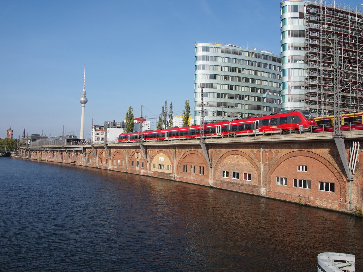 442 Talent 2 bei der Jannowitz-Brücke in Berlin am 23.10.2019.