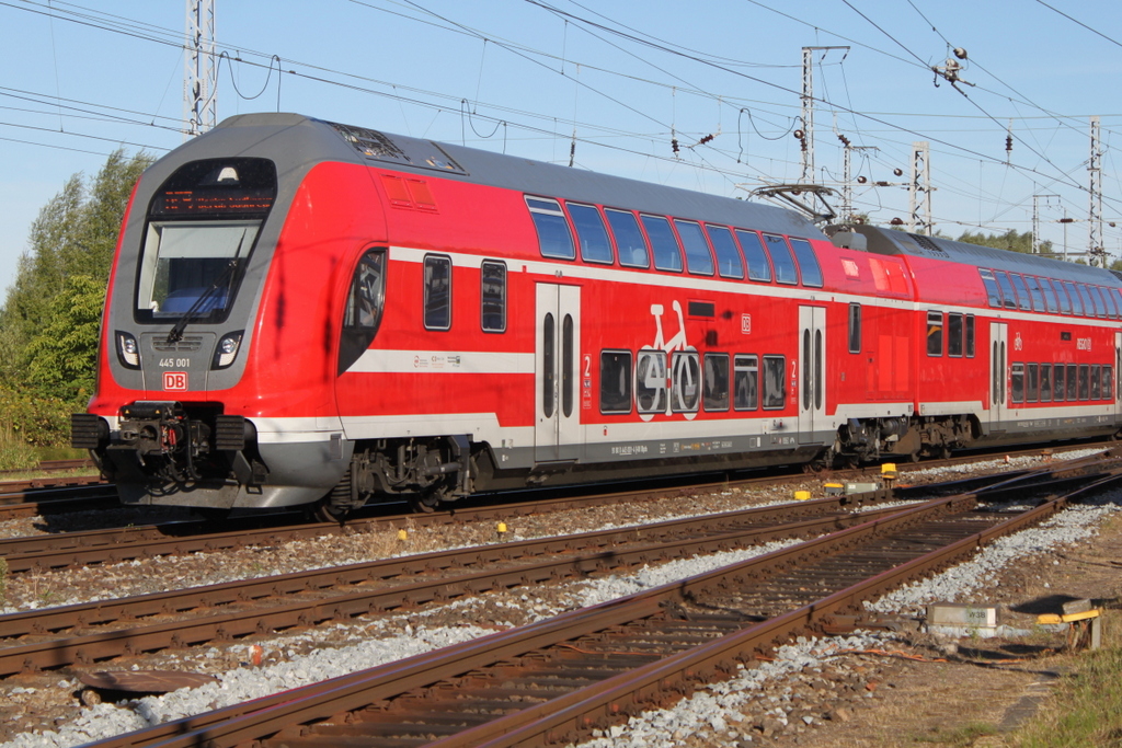445 001(Twindexx Vario)als RE 4357 von Rostock Hbf nach Berlin Südkreuz bei der Ausfahrt im Rostocker Hbf.18.08.2018