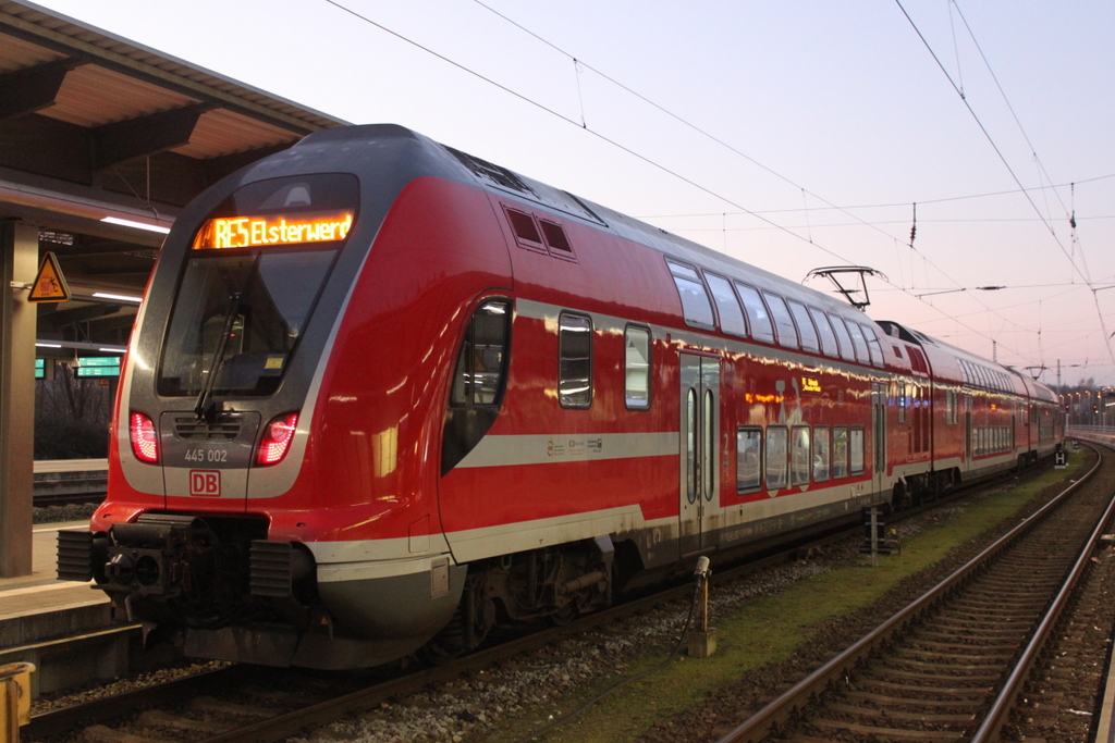 445 002 stand am Abend des 02.01.2020 als RE 4365 von Rostock Hbf nach Elsterwerda im Rostocker Hbf bereit.
