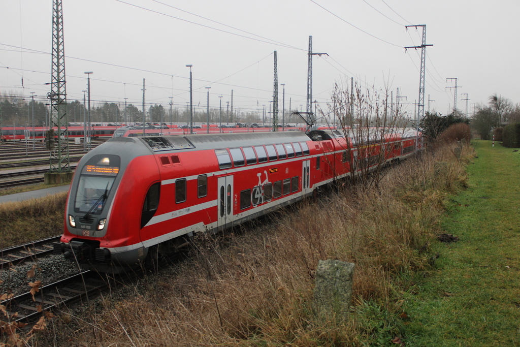 445 005 als RE 4352 von Berlin-Südkreuz nach Rostock Hbf bei der Einfahrt im Rostocker Hbf.07.01.2023