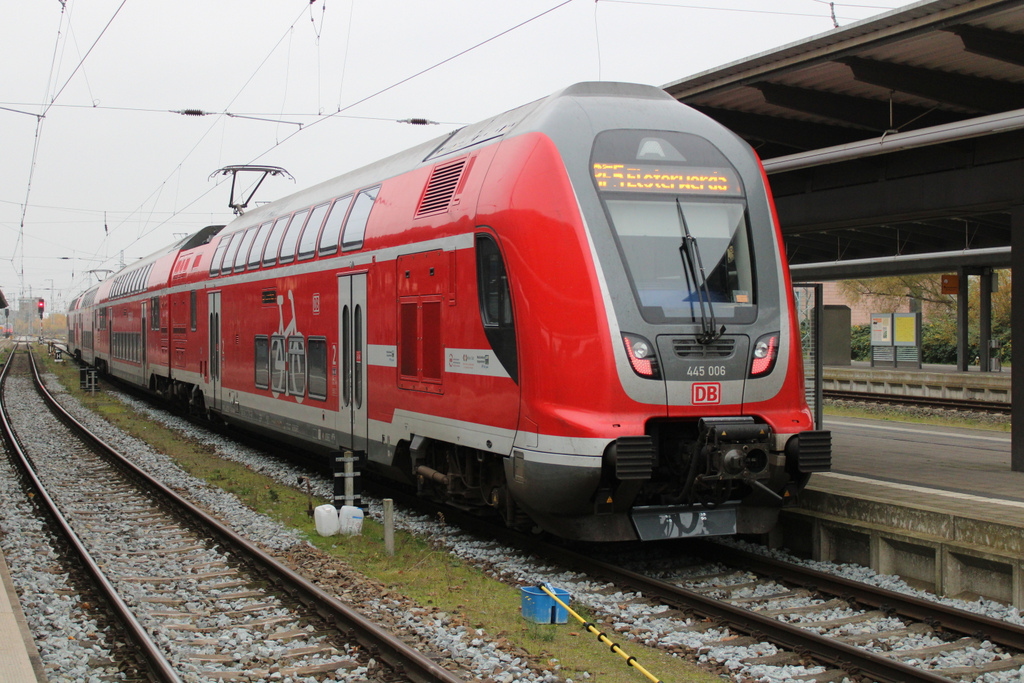 445 006 als RE 4361(Rostock-Elsterwerda)kurz vor der Ausfahrt im Rostocker Hbf.14.11.2021