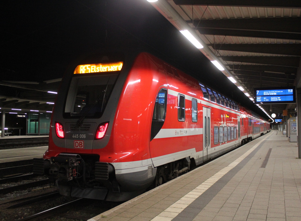 445 006 stand am Abend des 30.10.2018 als RE 5(RE 4367) von Rostock Hbf nach Elsterwerda außerplanmäßig am Gleis 7 bereit.
