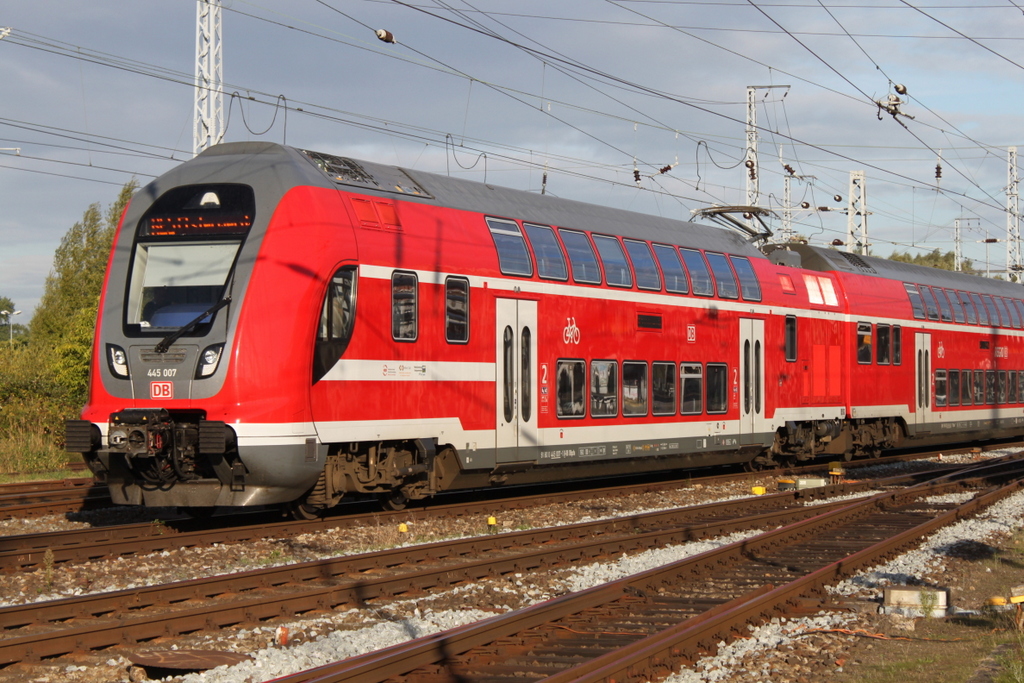 445 007 als RE5 (RE 4357)von Rostock Hbf nach Elsterwerda bei der Ausfahrt im Rostocker Hbf.15.09.2018