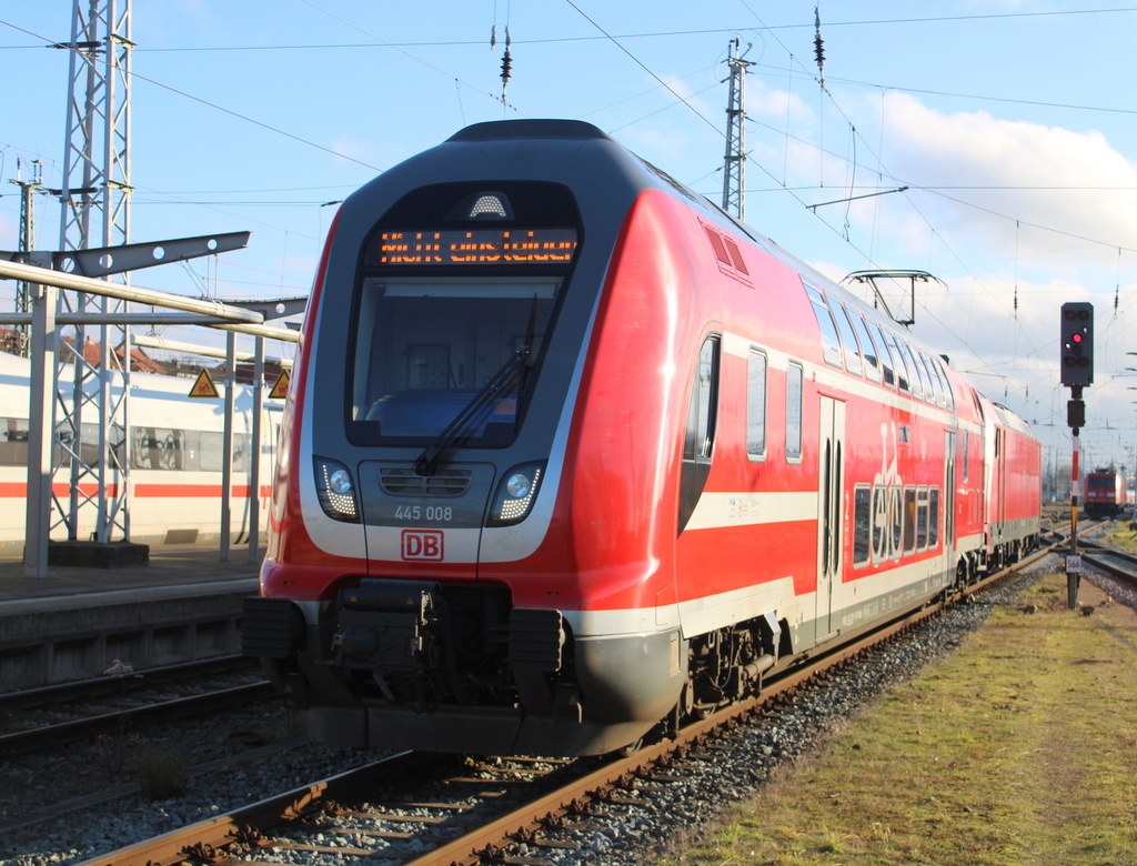 445 008 mit 146 267 am 13.12.2024 im Rostocker Hbf.