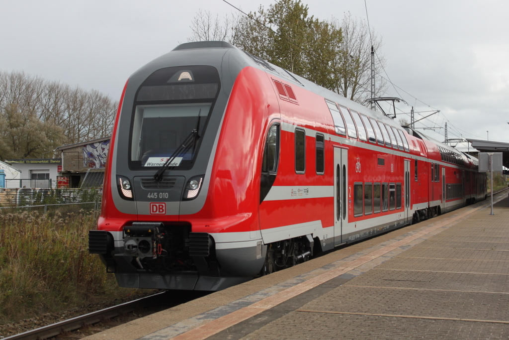 445 010-5+Twindexxwagen DBpza 782.1+445 002-2 als S3 von Güstrow nach Warnemünde bei der Ausfahrt in Rostock-Marienehe.30.10.2017