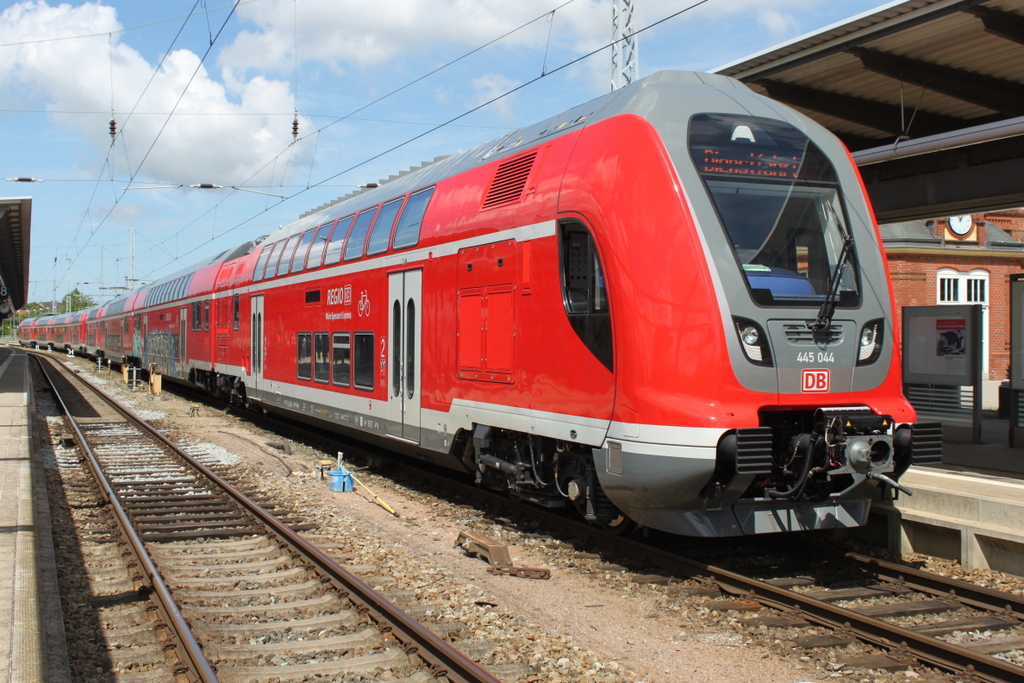 445 044-4(Twindexx Vario)als Dbz 74675 von Rostock Hbf nach Hennigsdorf bei der Ausfahrt im Rostocker Hbf.14.07.2017
