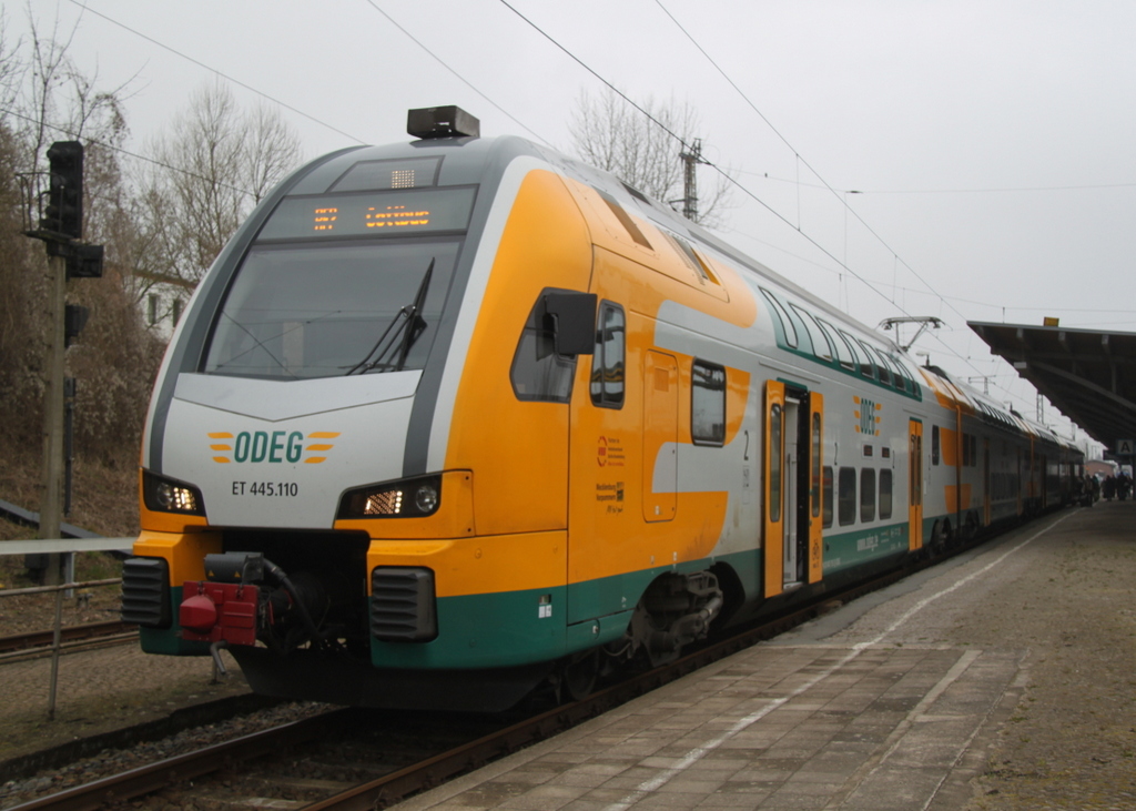 445.110 als RE 79466(Wismar-Cottbus)kurz vor der Ausfahrt im Bahnhof Bad Kleinen.28.03.2015