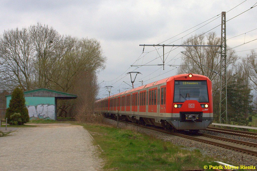 474 107 + 474 121 als S3 nach Pinneberg am 07.04.2015 in Neukloster (Kreis Stade)