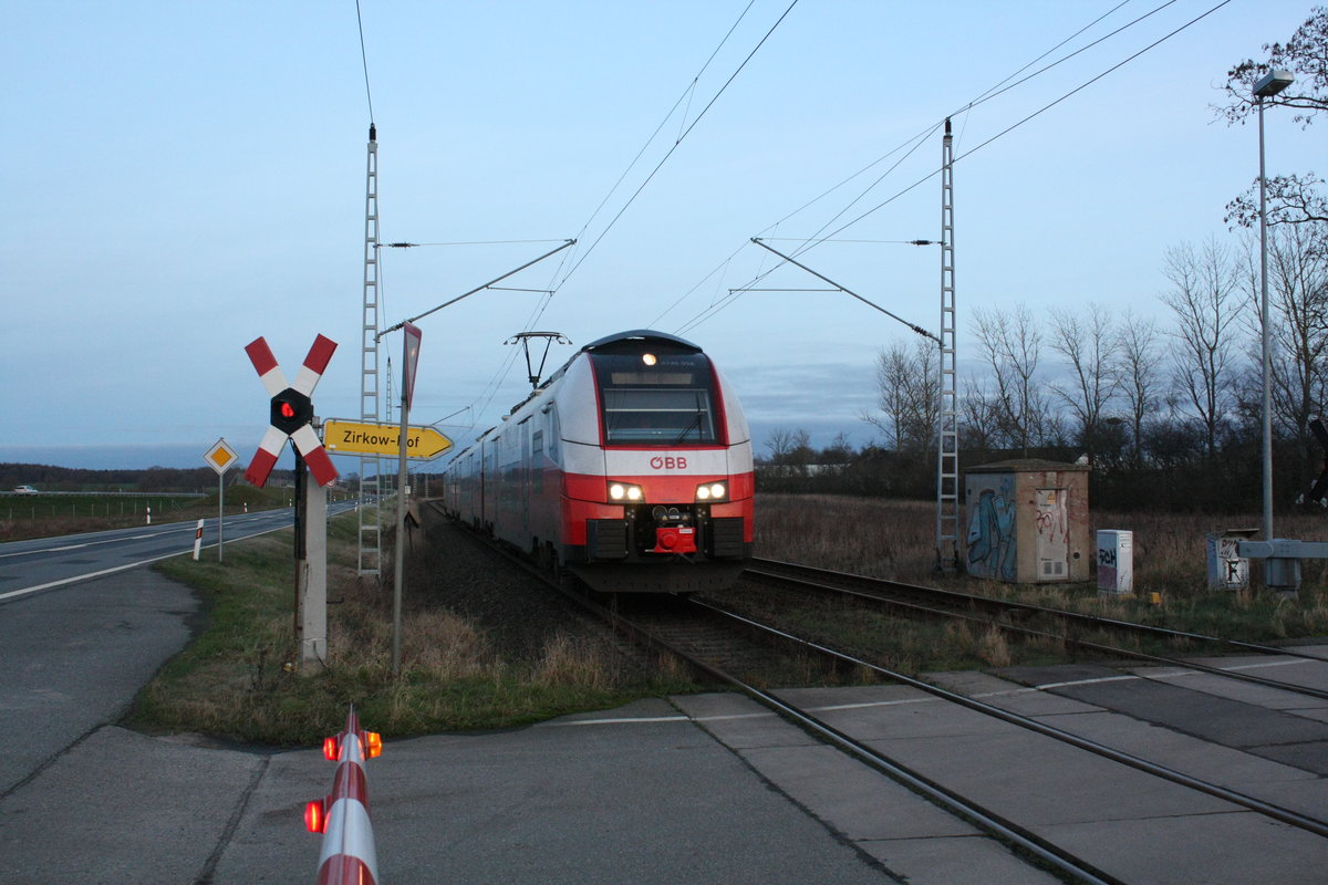 4746 056/556 der �BB / ODEG als RE9 mit ziel Rostock Hbf passiert am 28.12.19 den Bahn�bergang Zirkow-Hof.