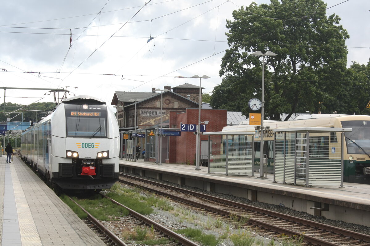 4746 303 der ODEG bei der Einfahrt in den Bahnhof Bergen auf R�gen am 2.8.21