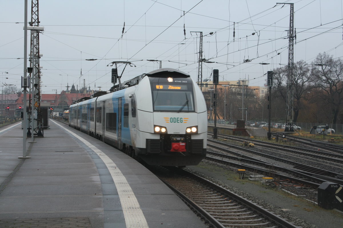 4746 303 verl�sst als RE10 mit ziel Z�ssow den Bahnhof Stralsund Hbf am 21.12.20