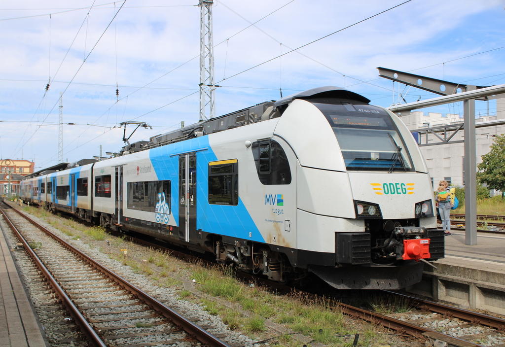 4746 303(Stralsund)als RE9 von Rostock Hbf nach Sassnitz kurz vor der Ausfahrt im Rostocker Hbf.23.08.2024