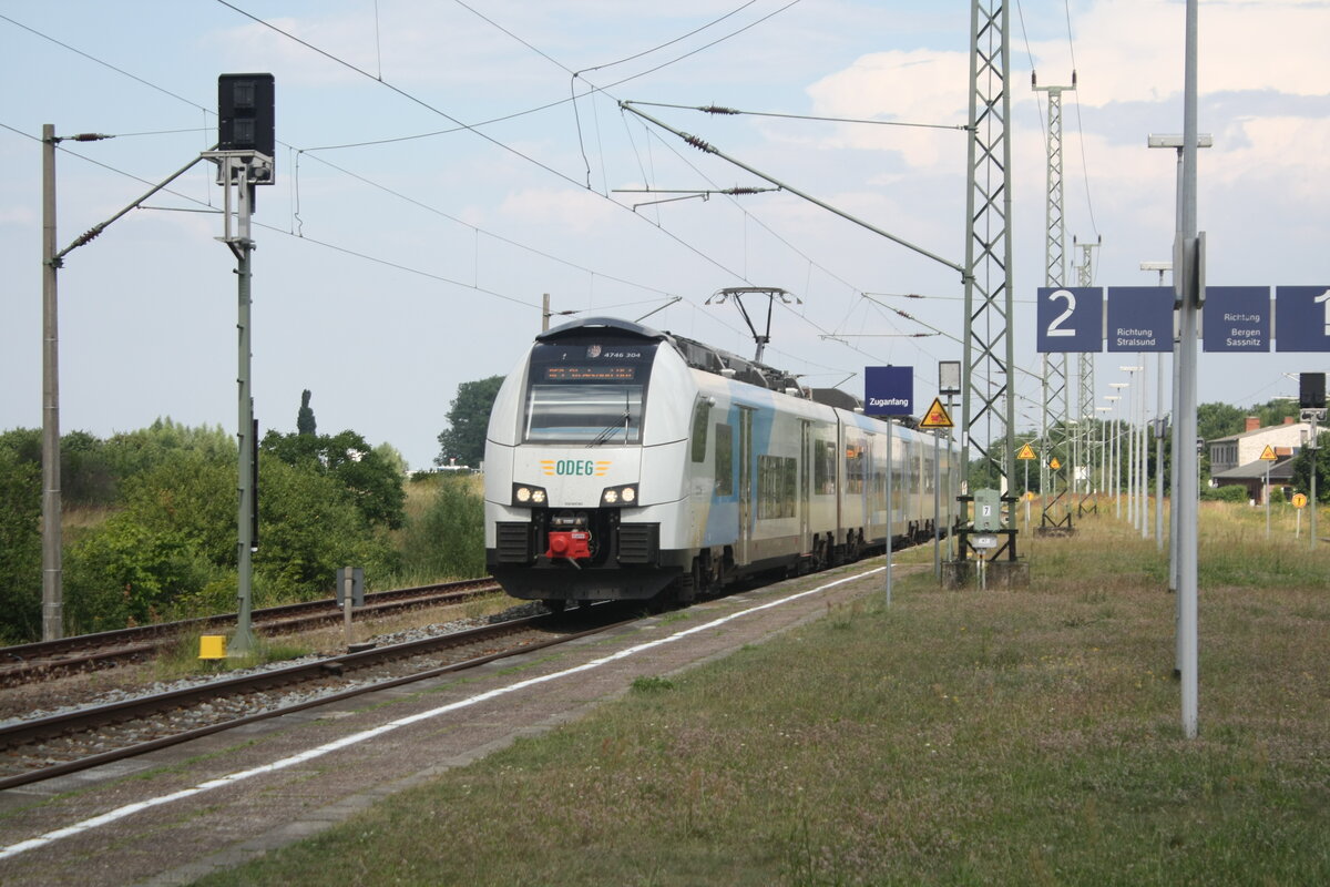 4746 304 als RE9 mit Ziel Stralsund Hbf im Bahnhof Altef�hr (R�gen) am 27.7.21