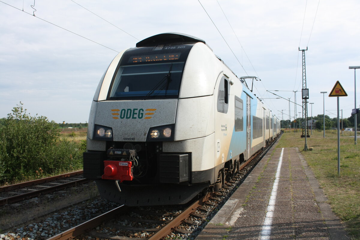 4746 305 der ODEG als RE9 mit Ziel Rostock Hbf im Bahnhof Altef�hr (R�gen) am 27.7.21