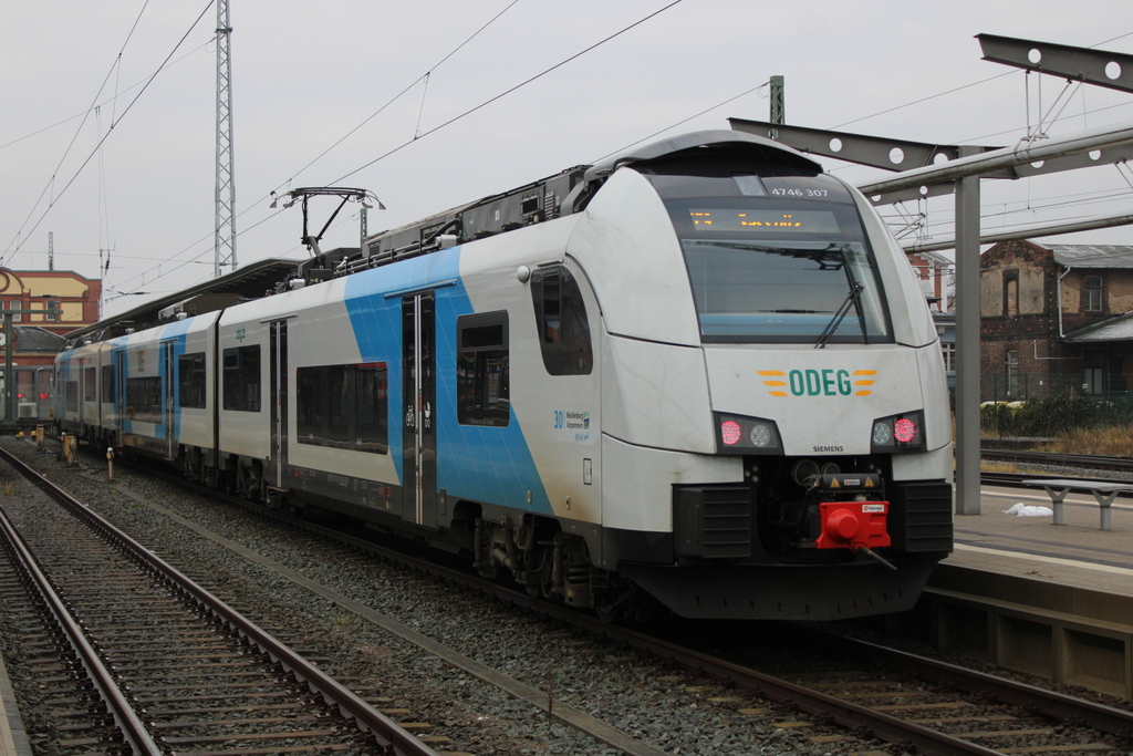 4746 307 als RE 9(76369)von Rostock Hbf nach Sassnitz kurz vor der Ausfahrt im Rostocker Hbf.29.12.2020