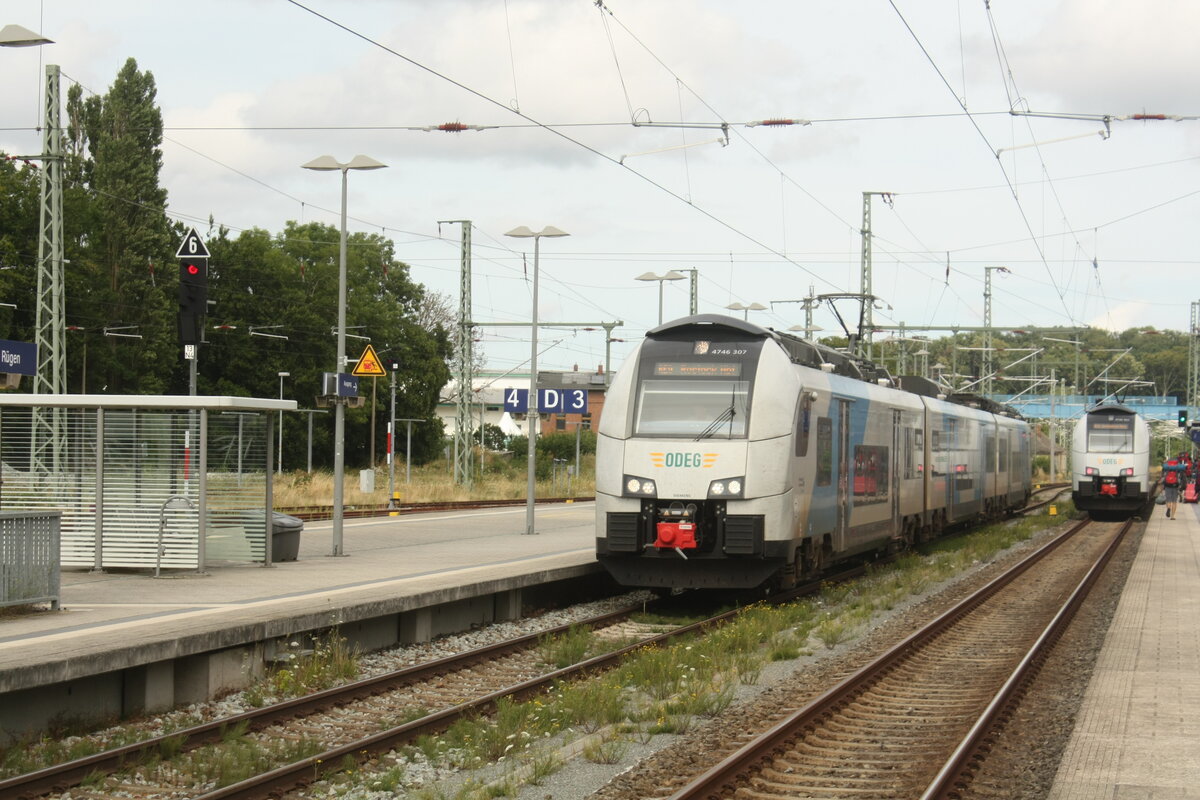 4746 307 der ODEG bei der Einfahrt in den Bahnhof Bergen auf R�gen am 1.8.21