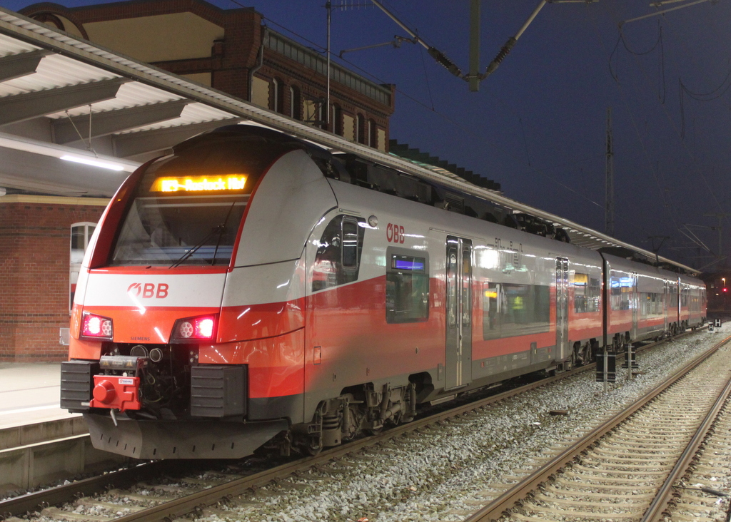 4746 556 stand am Abend des 02.01.2020 als RE 76377 von Rostock Hbf nach Sassnitz im Rostocker Hbf.