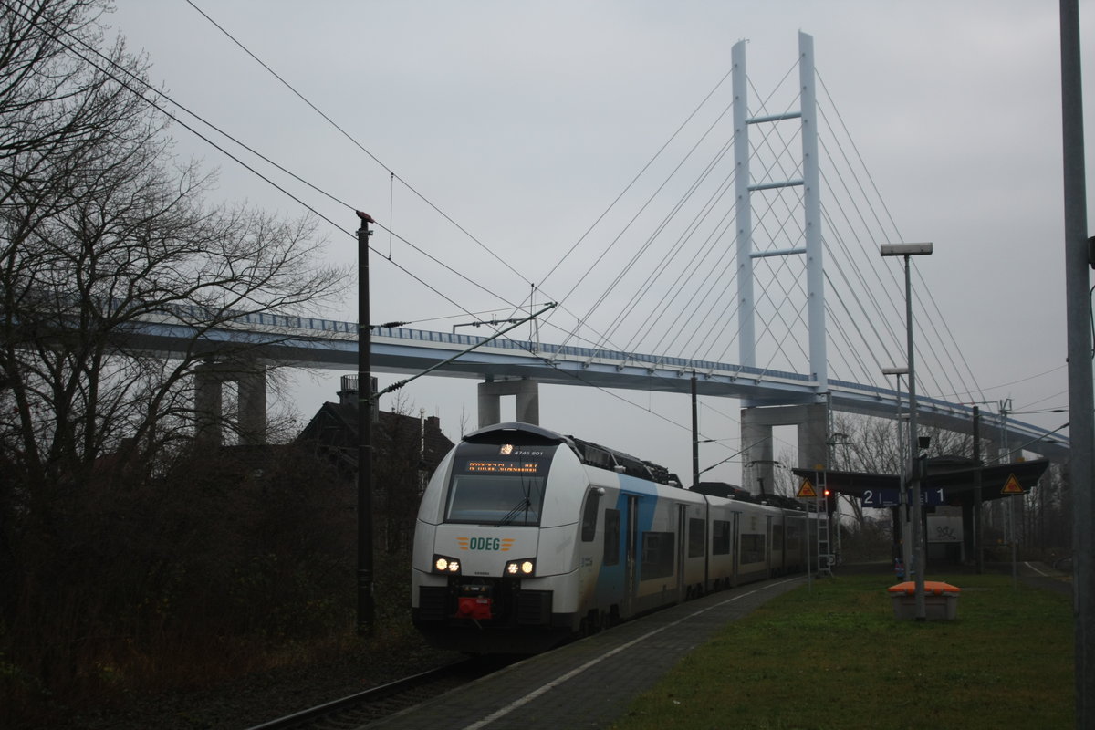 4746 801 als RE9 mit ziel Stralsund Hbf im Bahnhof Stralsund-R�gendamm am 21.12.20