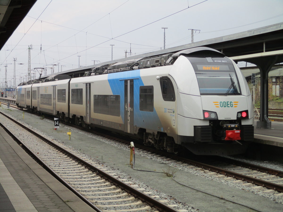 4746 804 auf Gleis 5,am 07.Dezember 2020,im Stralsunder Hbf.