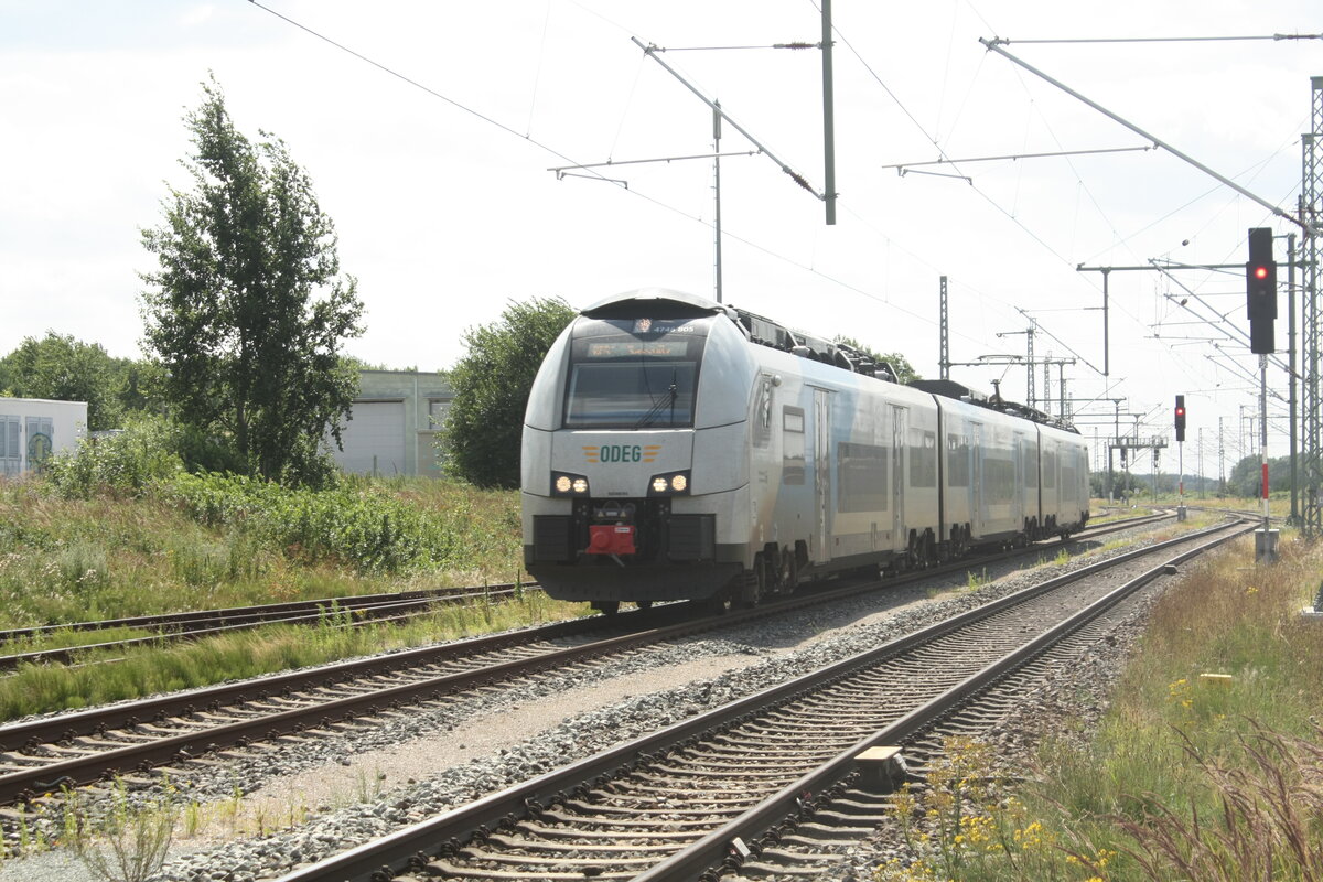 4746 805 bei der Einfahrt in den Bahnhof Bergen auf R�gen am 30.7.21