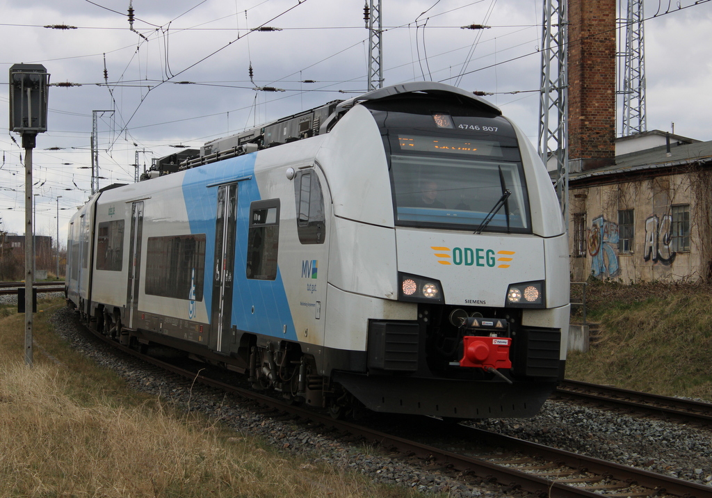 4746 807 als RE9(Rostock-Sassnitz)bei der Ausfahrt im Rostocker Hbf.01.04.2022