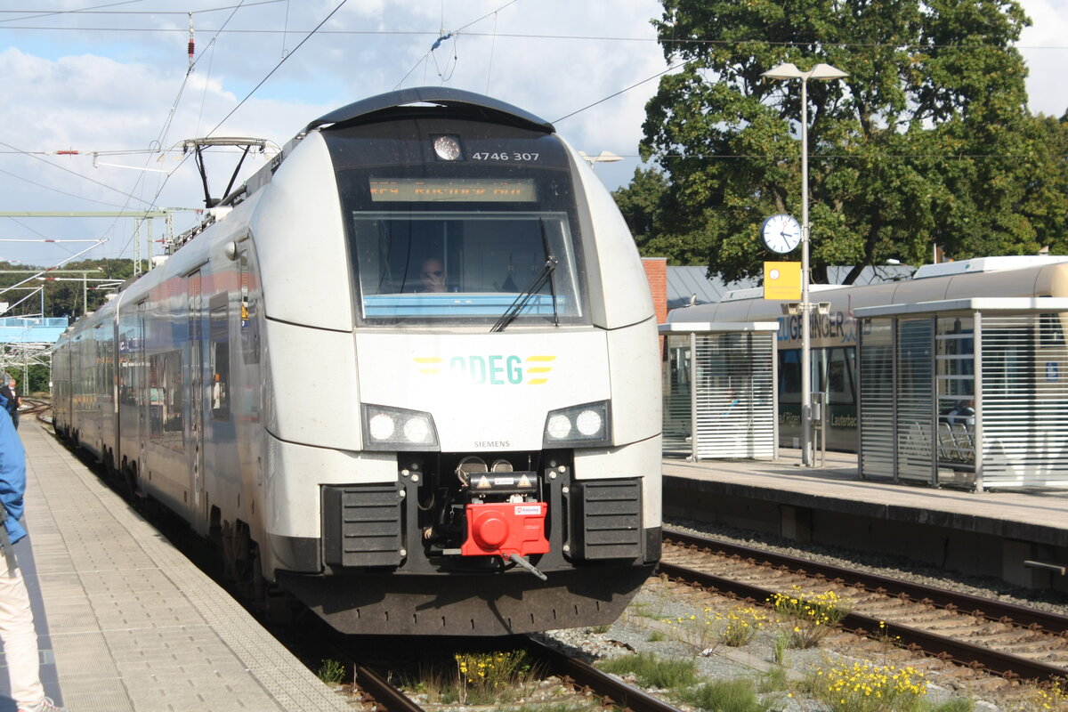 4746 807/307 der ODEG bei der Einfahrt in den Bahnhof Bergen auf R�gen am 20.9.21