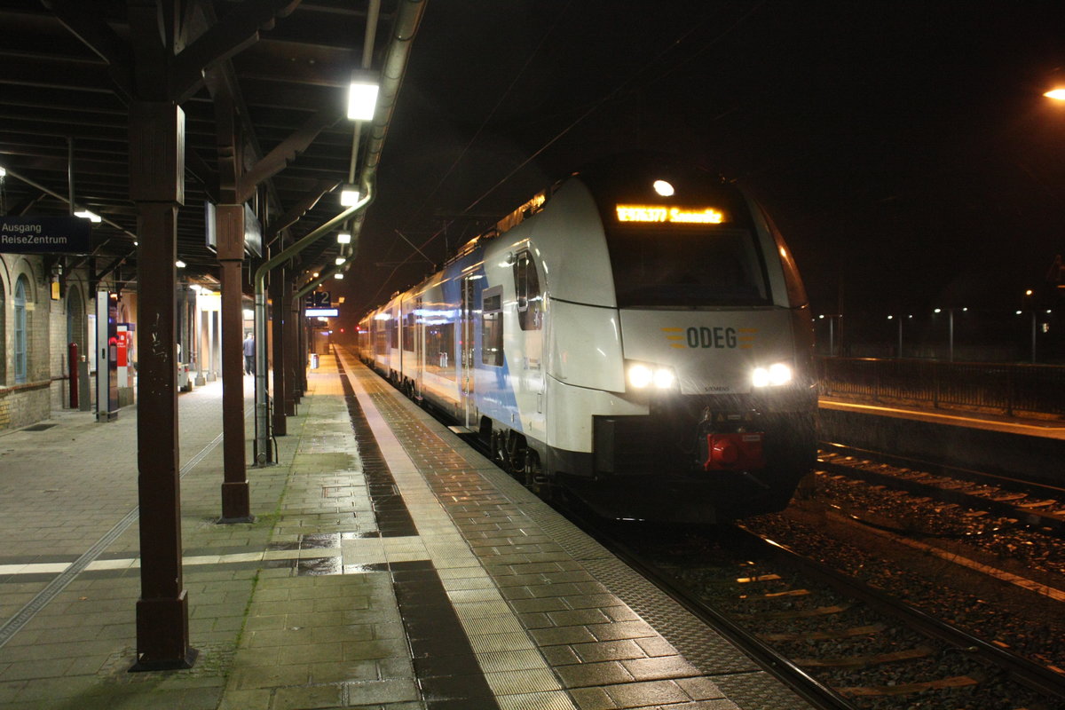 4746 XXX als RE9 mit ziel Sassnitz im Bahnhof Bergen auf R�gen am 14.12.20