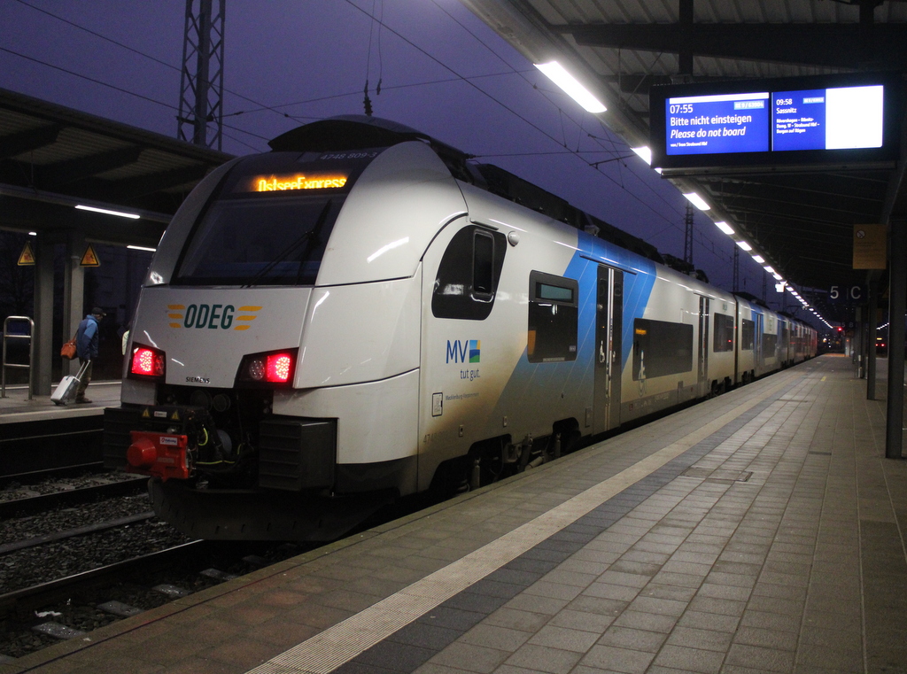 4748 809 stand am Morgen des 27.12.2025 als OstseeExpress im Rostocker Hbf.