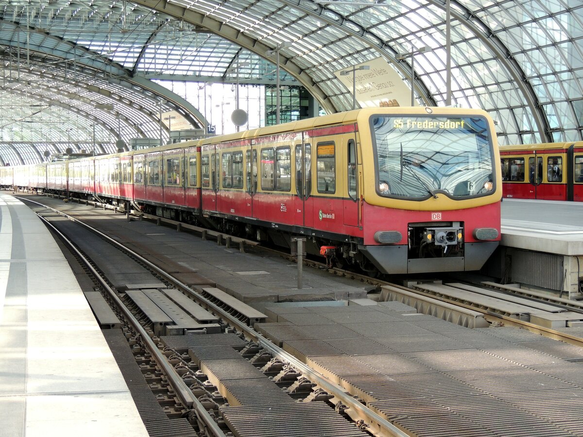 481 226-3 S-Bahn im Hauptbahnhof Berlin am 28.09.2013.